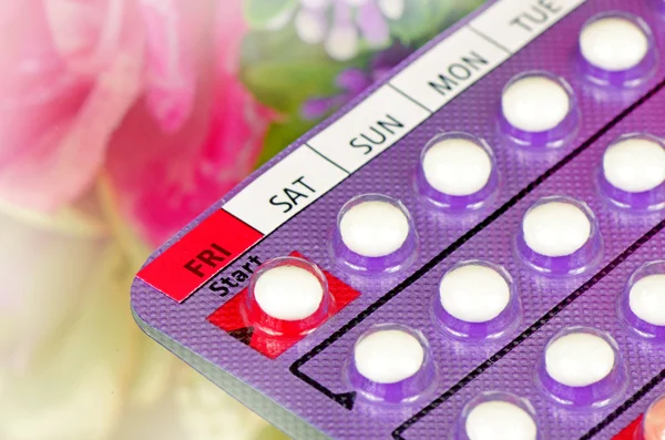 28 Tablets Contraceptive Pills with Day Labeled on Start Date with Soft Floral Background. — Stock Photo, Image