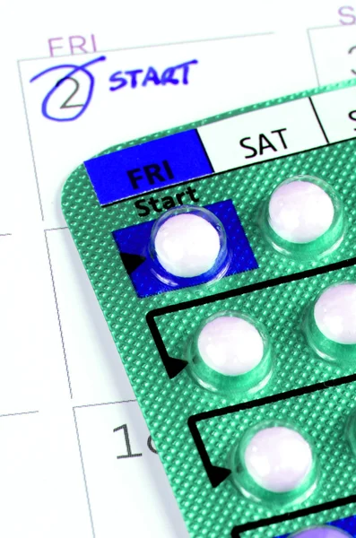Tira de pílula contraceptiva no calendário com início Tomar Data Observação — Fotografia de Stock
