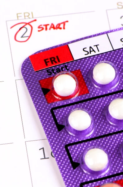 Strip of Contraceptive Pill on the Calendar with Start Taking Date Remark — Stock Photo, Image