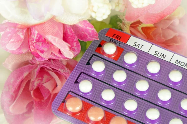 28 tabletten contraceptieve pillen met dag aangeduid op begindatum met zachte Floral achtergrond. — Stockfoto