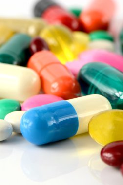 Beyaz Arkaplan 'daki sözlü ilaçlarla dolu.
