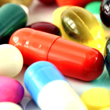 Beyaz Arkaplan 'daki sözlü ilaçlarla dolu.