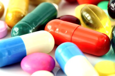 Beyaz Arkaplan 'daki sözlü ilaçlarla dolu.