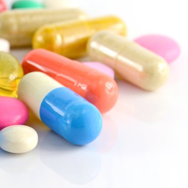 Beyaz Arkaplan 'daki sözlü ilaçlarla dolu.