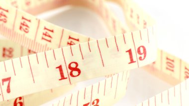 Bel ve kilo kontrolü kavramı beyaz arka plan üzerinde şerit metre.