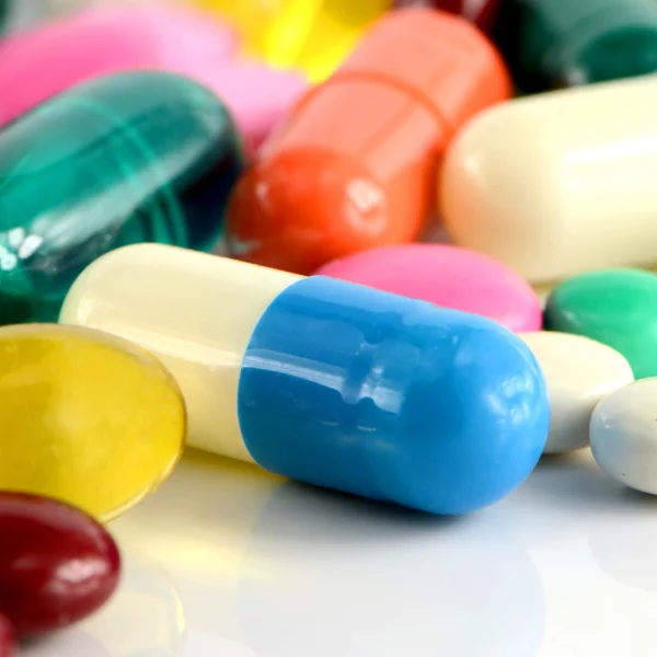 Colorido de medicamentos orales sobre fondo blanco. —  Fotos de Stock