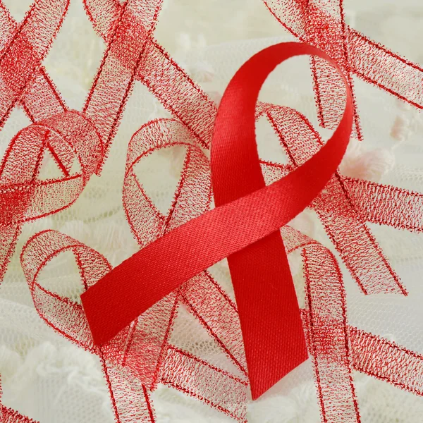 Знак Всемирного дня помощи Красная лента на мягком кремовом фоне. Sign for AIDS - ВИЧ Campaign . — стоковое фото