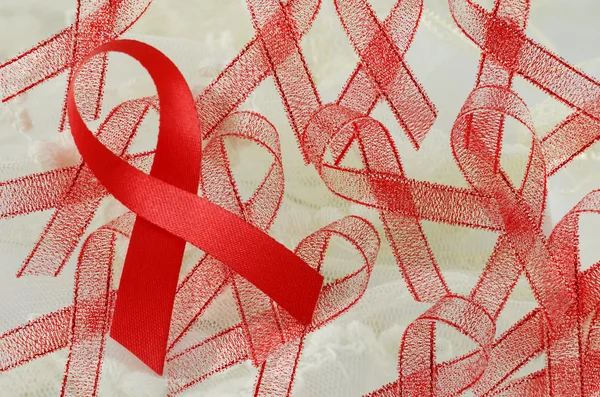 Giornata Mondiale dell'AIDS Nastro Rosso Segno su Sfondo Cremoso Morbido. Firmare per l'AIDS - Campagna contro l'HIV . — Foto Stock