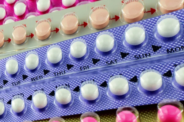 Színes orális fogamzásgátló tabletta. — Stock Fotó