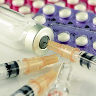 Oral kontraseptif hap, doğum kontrolü enjeksiyonları ve kadın sağlık kavramı.