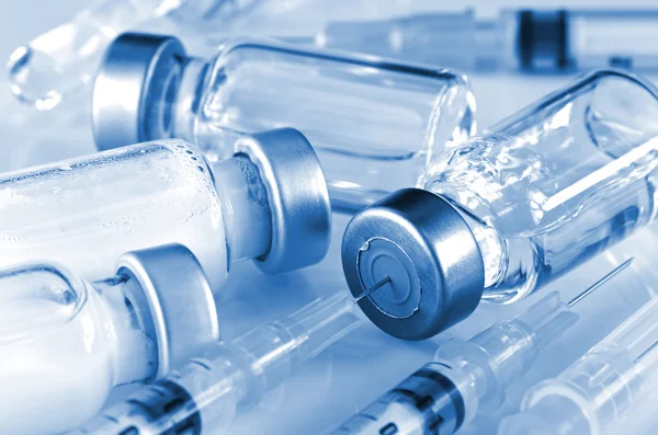 Stříkačka tuberkulin a sterilní lahvičky naplněné roztokem léky. vstřikování farmaceutických léková forma. — Stock fotografie