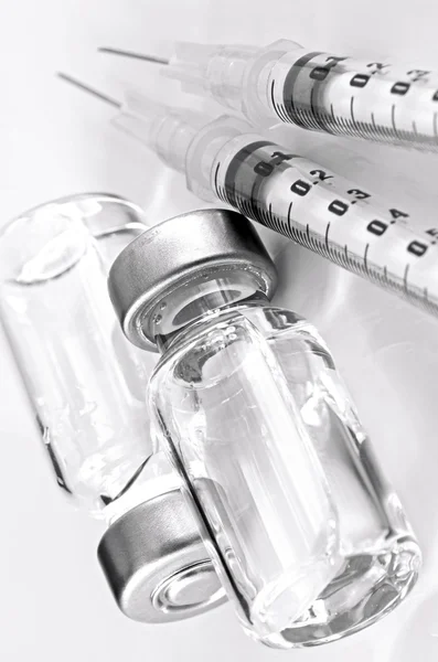 Jeringa de Tuberculina y Vial Estéril Lleno de Solución Medicamentosa. Una forma de dosificación farmacéutica por inyección . — Foto de Stock