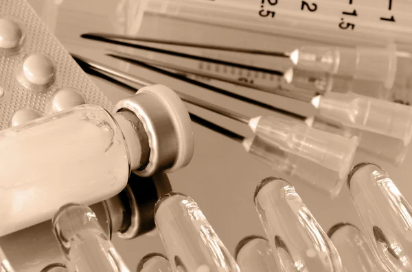 Orale Medikamente, Injektionsmedikamente und Injektionsgeräte. — Stockfoto