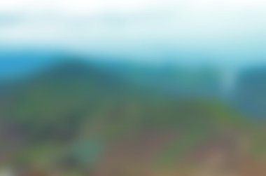 Gün ışığında dağ üstüne parlak gökyüzünün arka plan bulanık. Bulanık mavi ve yeşil doğa arka plan.