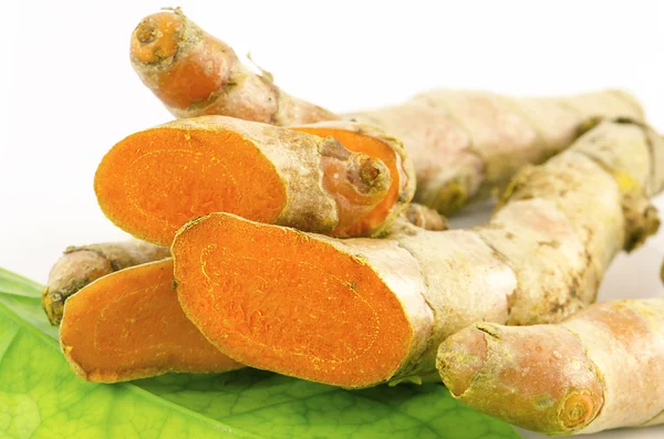 Cúrcuma (Curcuma longa L.) raiz e açafrão em pó para medicina alternativa, produtos de spa e ingrediente alimentar . — Fotografia de Stock