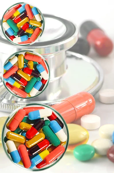 Colorful of oral medications Dish Isolated with Clopping Path. — Stock Photo, Image