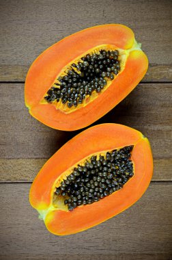 Olgun papaya, papaya veya ağaç kavun (Carica papaya L).
