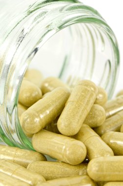 Beyaz arka plan üzerinde oral ilaçlar.