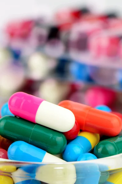 Kleurrijke van orale medicatie op Bokeh achtergrond wazig. — Stockfoto