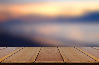 gündoğumu arka plan, sabah ışık ahşap masa ile bulanık.