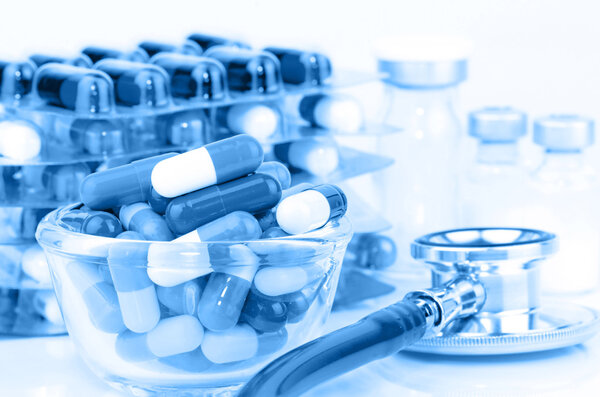 Оральные препараты, стерильные пробирки и стетоскоп
.