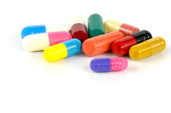Kleurrijk aan orale medicatie op witte achtergrond. — Stockfoto