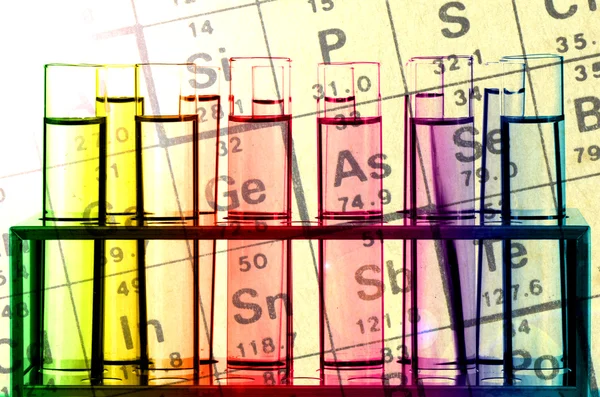 Reagentes químicos e tabela periódica . — Fotografia de Stock