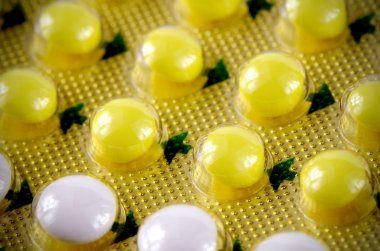 Renkli oral doğum kontrol hapı..