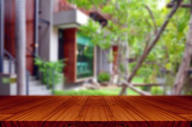 Arka Bahçe arka plan bakış açısı ahşap pencere görünümü ile bulanık.