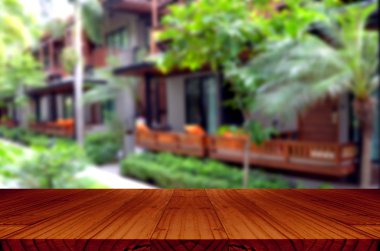 Arka Bahçe arka plan bakış açısı ahşap pencere görünümü ile bulanık.