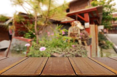 Vintage arka bahçe arka plan bakış açısı ahşap pencere görünümü ile bulanık.