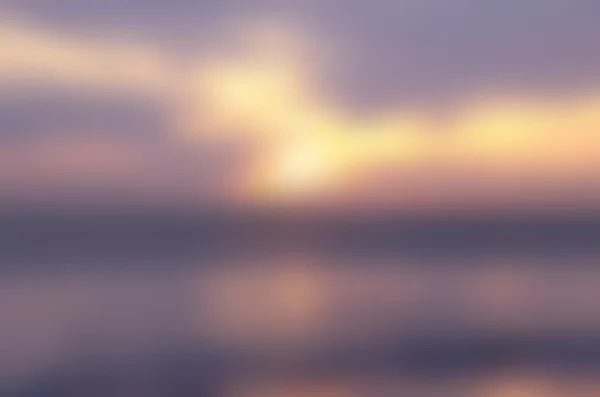 Verschwommener Sonnenaufgangshintergrund. Die natürlichen Lichtphänomene. — Stockfoto