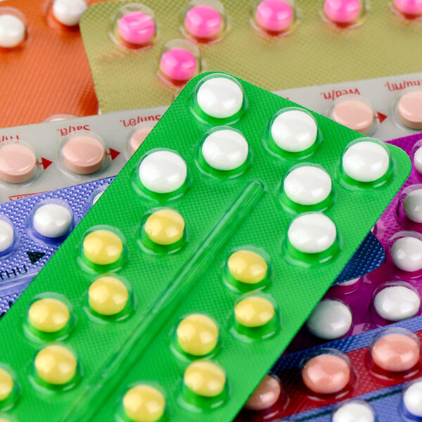 Красочные оральные противозачаточные таблетки.