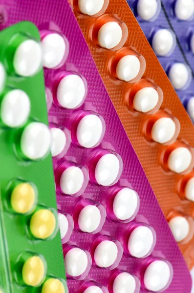 Színes szalagok, orális fogamzásgátló tabletta. — Stock Fotó