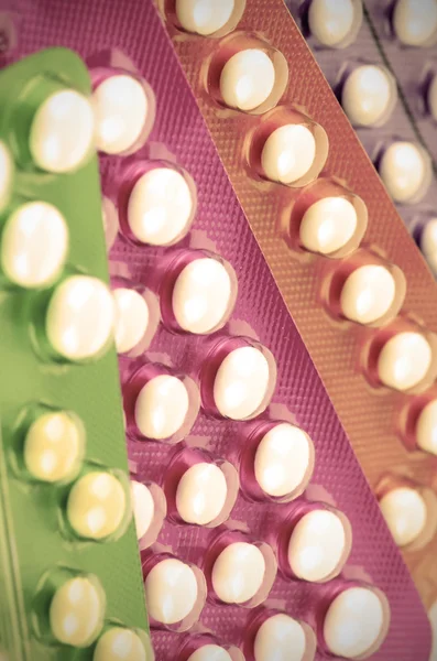 Tiras coloridas de pílula contraceptiva oral . — Fotografia de Stock