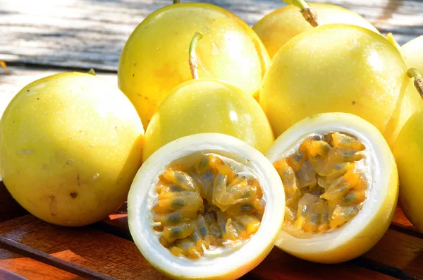 Maracujá amarelo (Passiflora edulis) sobre fundo natural . — Fotografia de Stock