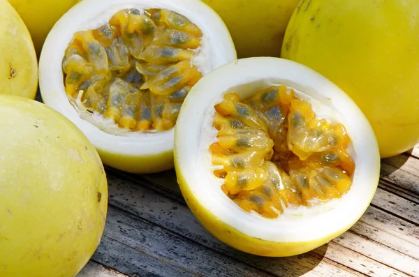 Gul passionsfrukt (Passiflora edulis) på naturliga bakgrund. — Stockfoto