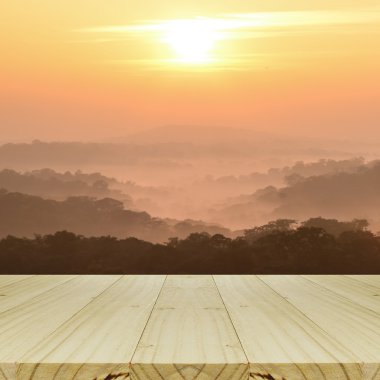 Bulanık gündoğumu arka plan ve perspektif ahşap pencere manzaralı dağ Landscapewith.