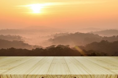 Bulanık gündoğumu arka plan ve perspektif ahşap pencere manzaralı dağ Landscapewith.