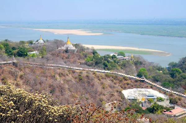 Sagaing Hill ve Ayeyarwaddy Nehri Kuzey Myanmar Mandalay yakınındaki.