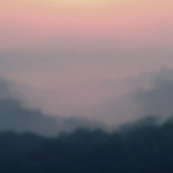 Verschwommener Sonnenaufgang Hintergrund des frühen Morgenlichts mit Berglandschaft. — Stockfoto