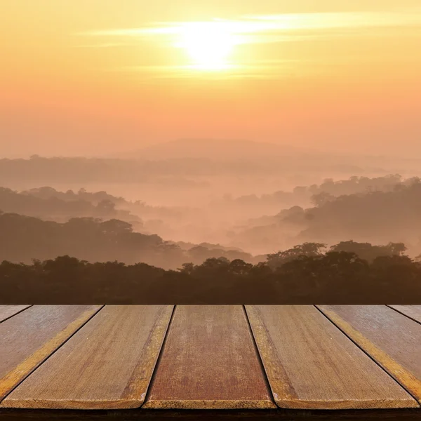 Borrosa salida del sol fondo y paisaje de montaña con vista a la ventana de madera perspectiva . — Foto de Stock