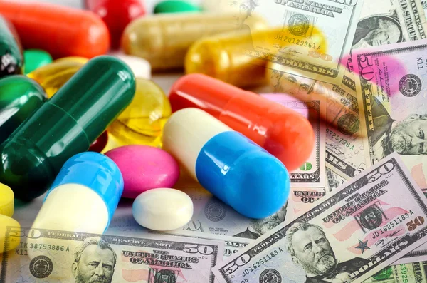 Farmaceutische bedrijven en dollar bankbiljet. — Stockfoto