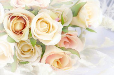 Yumuşak odak renk arka plan olarak filtre ile gül buketi.