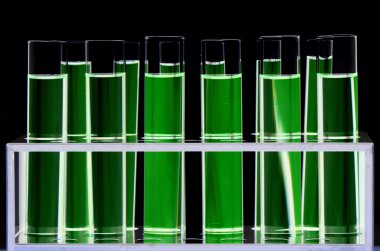 Test tüpü içinde siyah arka plan üzerine yakın çekim.