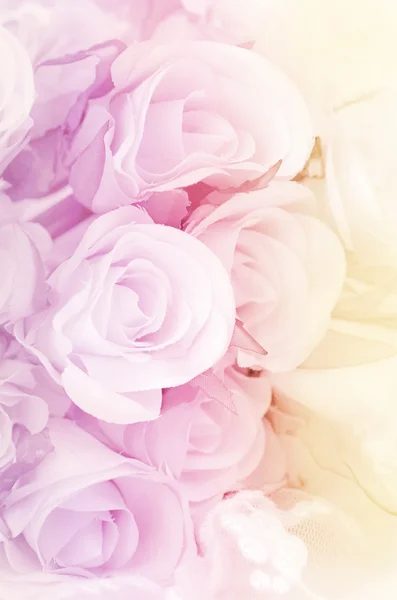 玫瑰花束用软焦点颜色作为背景进行筛选. — 图库照片