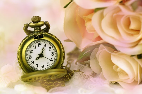Vintage kapesní hodinky s růže kytice na pozadí pastelových tónů — Stock fotografie