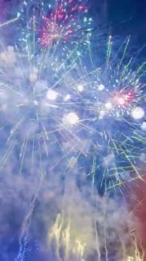 Koyu renkli gökyüzü arkaplanı üzerine havai fişeklerin kapatılması.