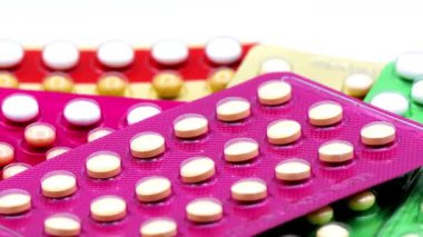 Doğum kontrol ve renkli doğum kontrol haplarıyla aile planlaması kavramı.
