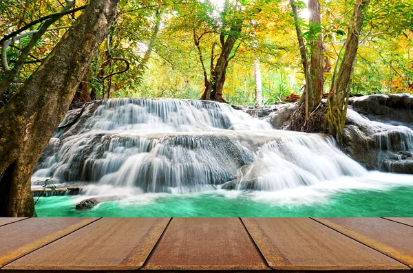 Vista panorámica de la ventana de madera con hermoso paisaje de cascada —  Fotos de Stock